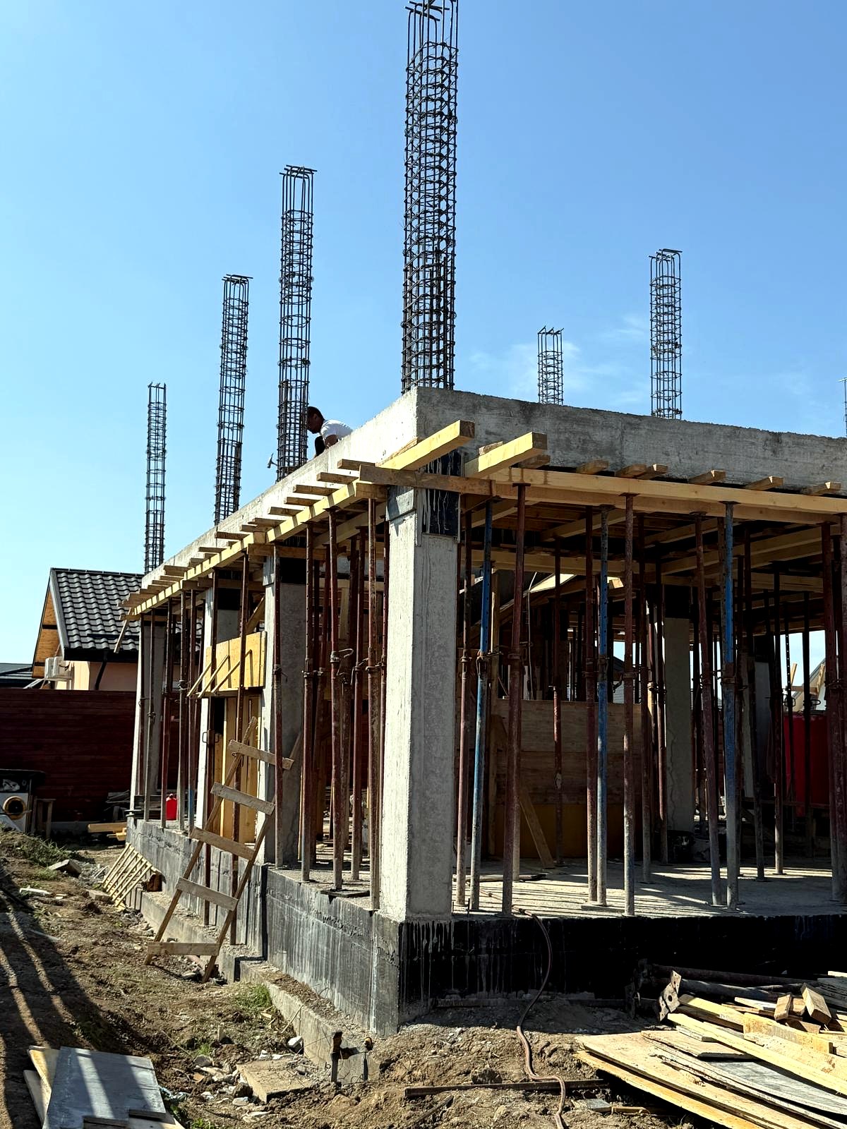 Casa L — structură în execuție, stâlpi și armătura pentru nivelul următor