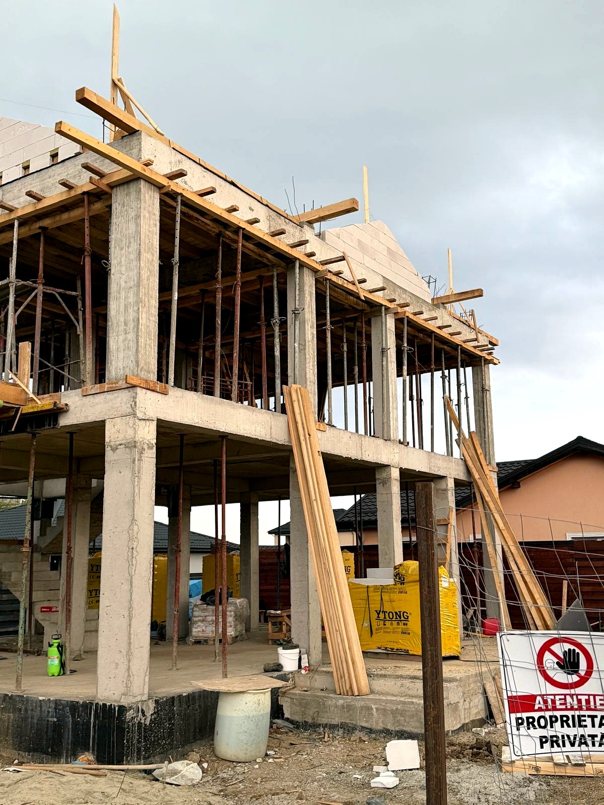 Casa L — privere generală șantier, structură pe două niveluri