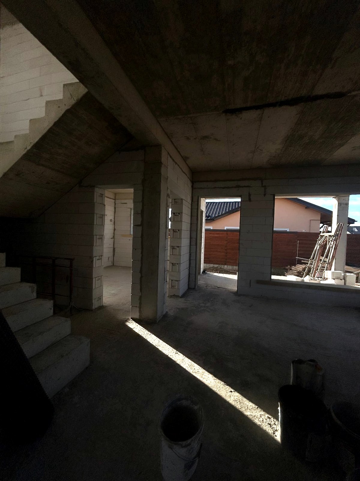 Casa L — interior, scara în construcție