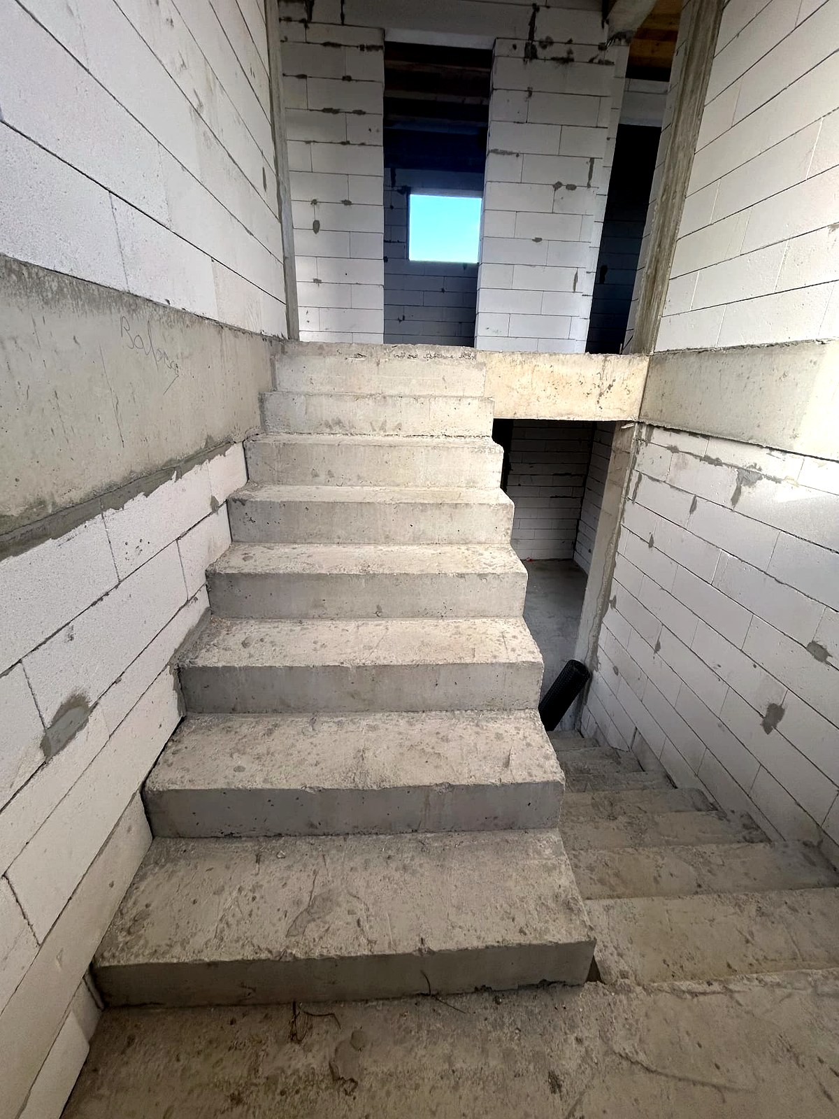 Casa L — interior, golul scării spre etaj
